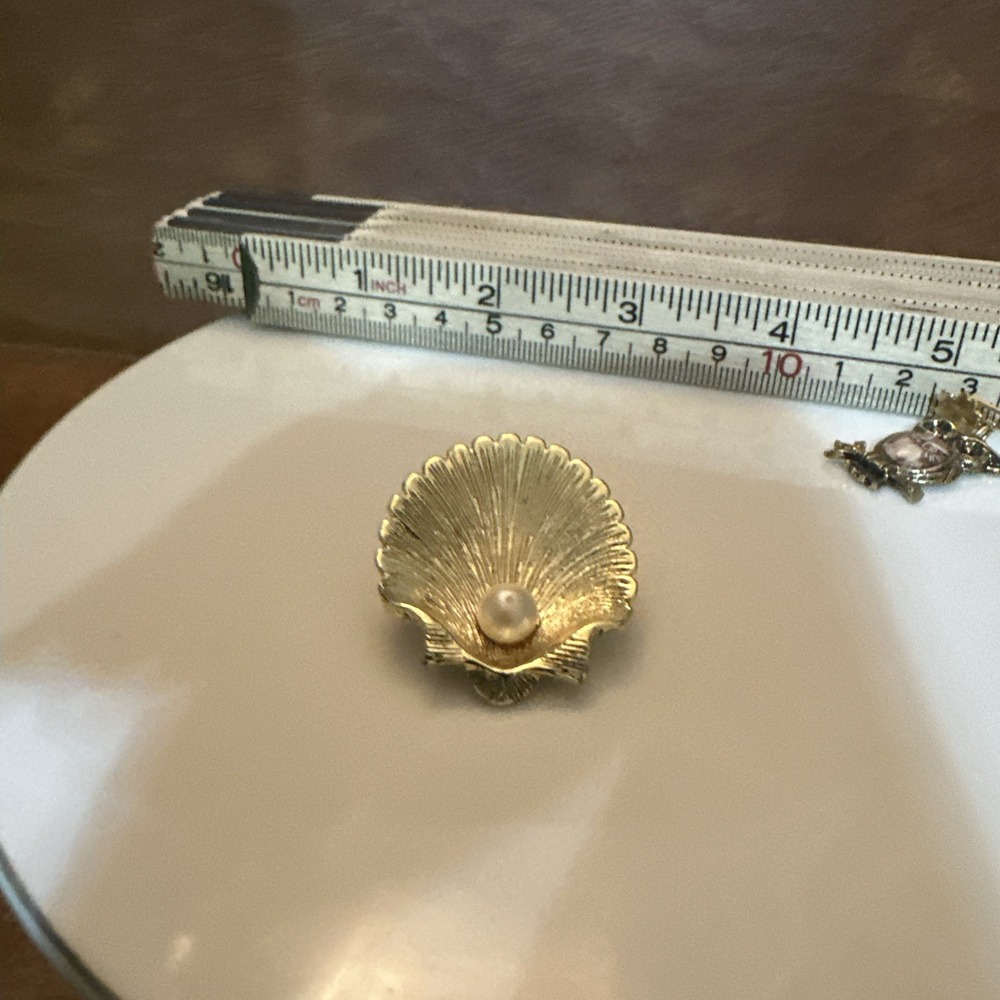 Vintage  Volupte Gold Toned Clam Pin